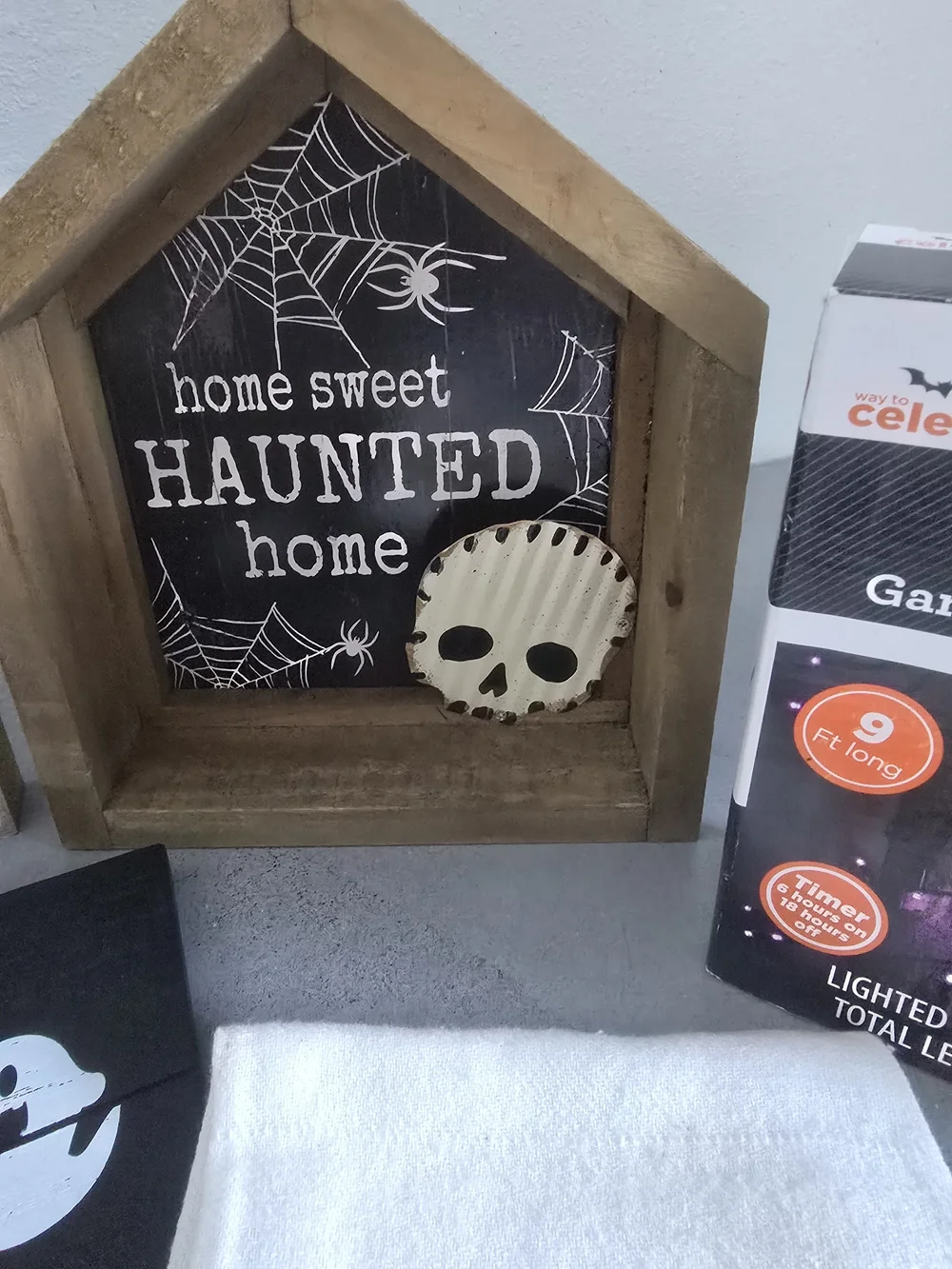 10 Piece Halloween Bundle. Signs, Lights And Towels.